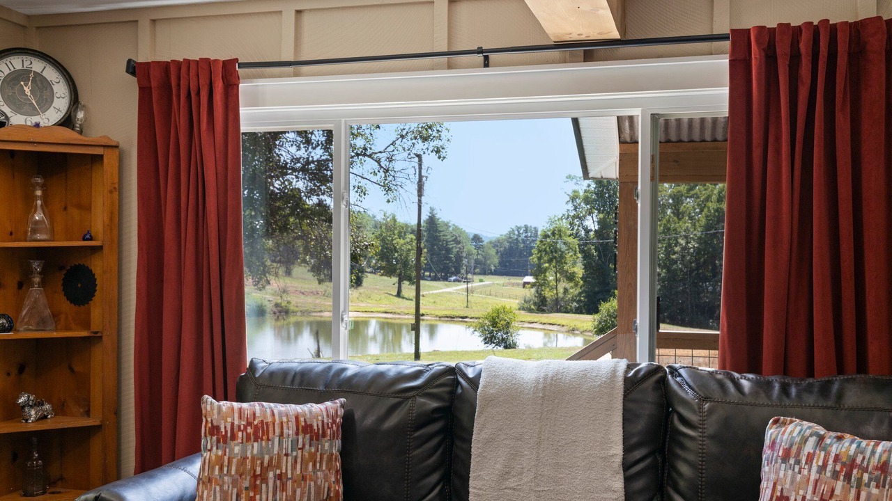 Photo of Livingroom in Hendersonville