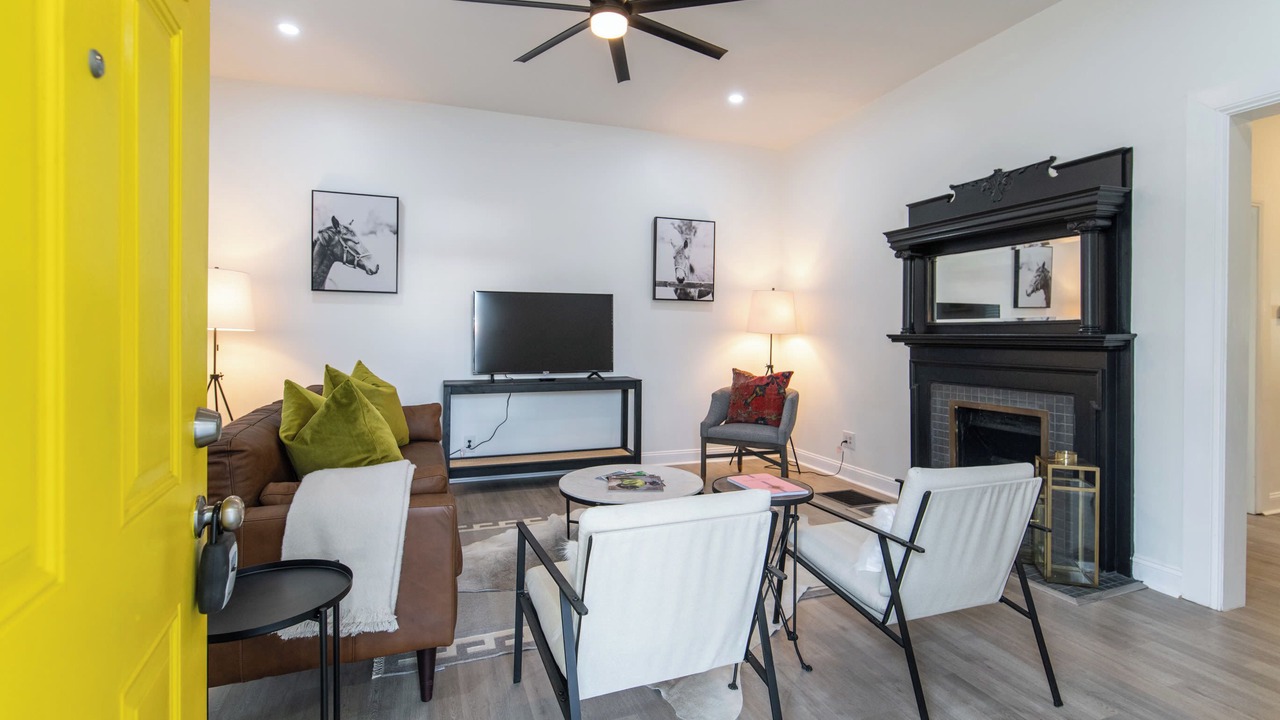 Photo of Livingroom in West Suburb