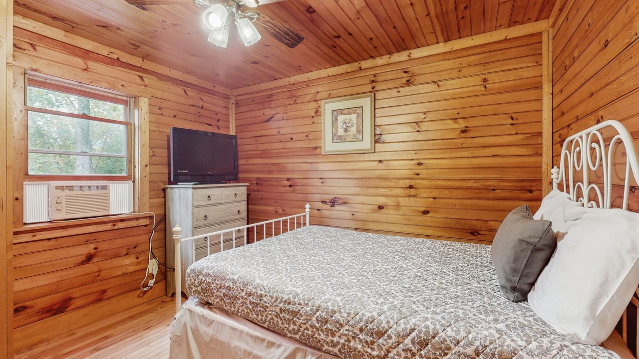 Photo of Bedroom in Elk Park