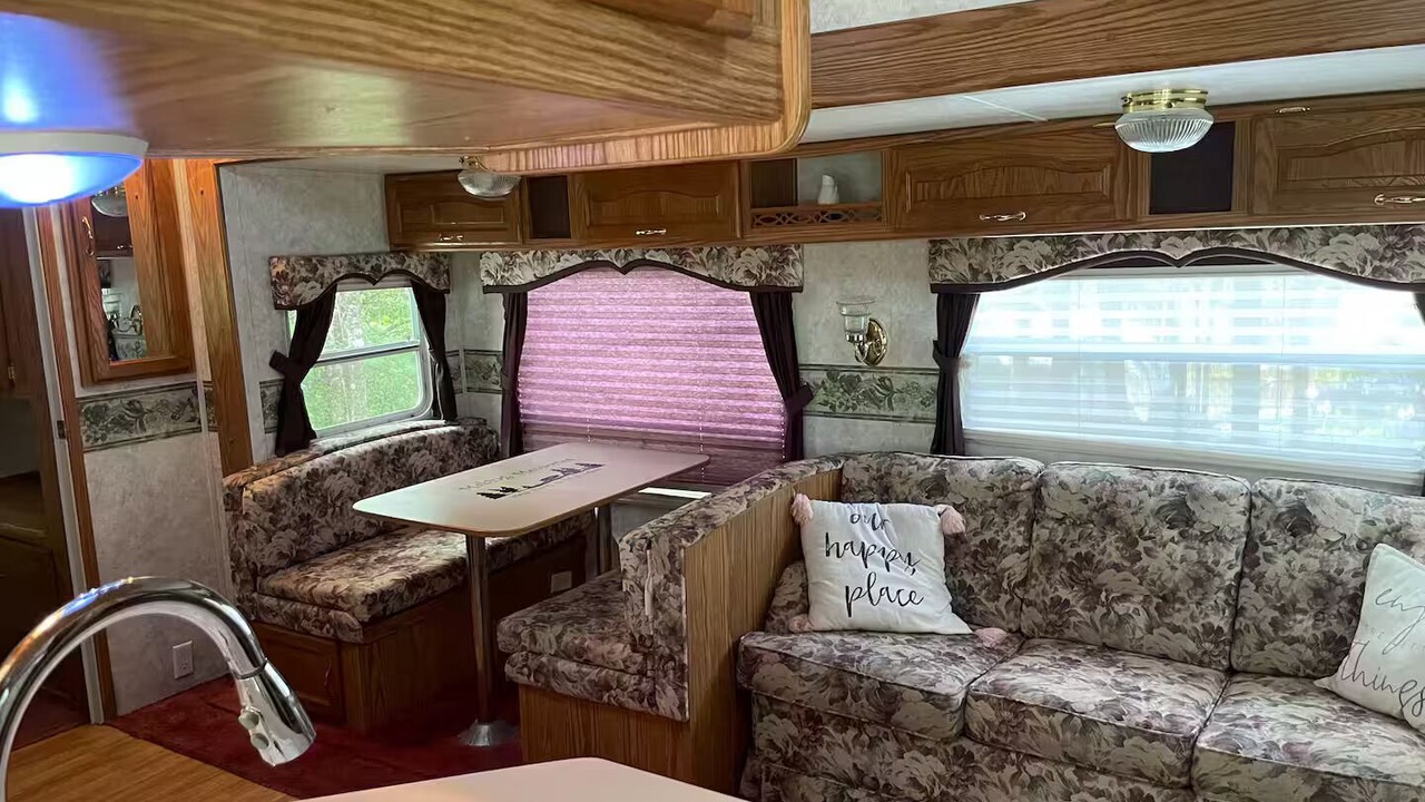 Photo of Livingroom in Roan Mountain