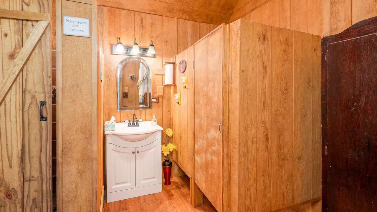 Photo of Bathroom in Roan Mountain