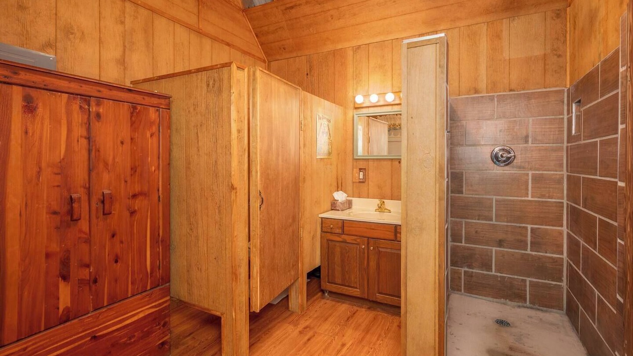 Photo of Bathroom in Roan Mountain