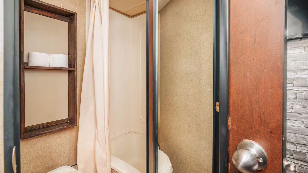 Photo of Bathroom in Roan Mountain