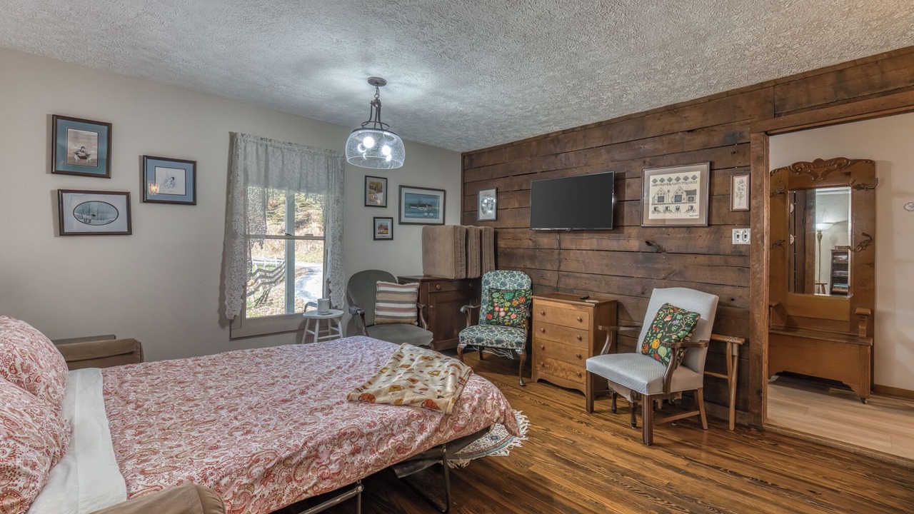 Photo of Bedroom in Roan Mountain