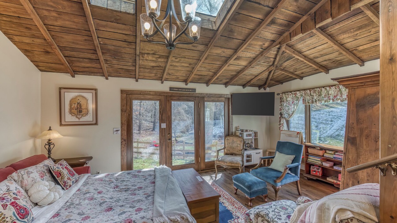Photo of Bedroom in Roan Mountain