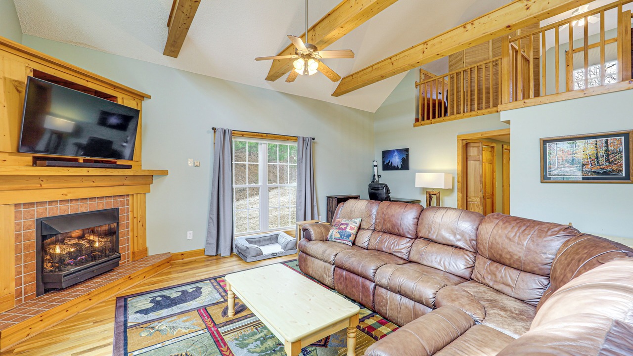 Photo of Livingroom in Purlear