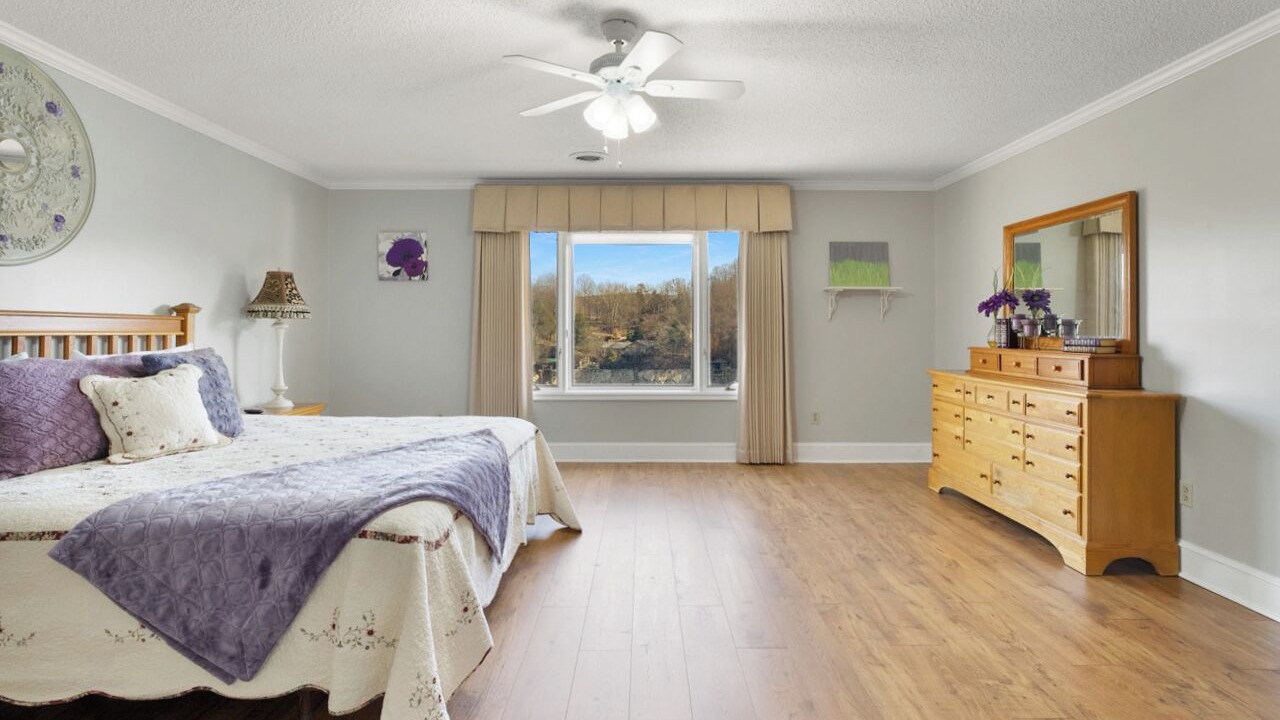 Photo of Bedroom in Piney Flats