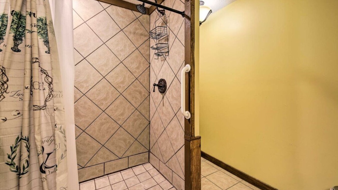 Photo of Bathroom in Kodak
