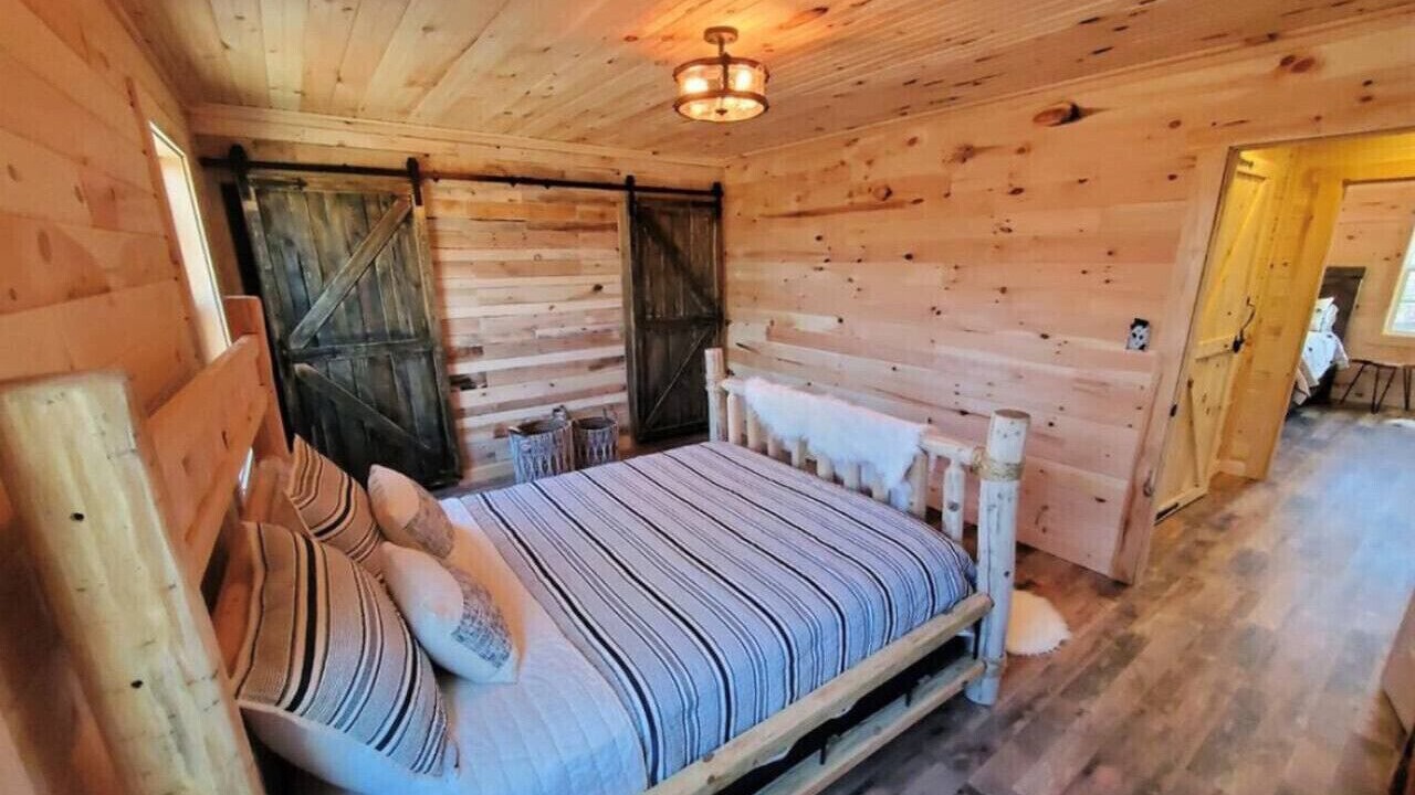 Photo of Bedroom in Frenchburg