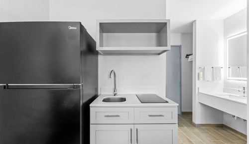 Room, 1 King Bed, Non Smoking (Efficiency, Upgrade)