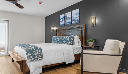 Classic Room, 1 King Bed, Mobility Accessible, Mountain View