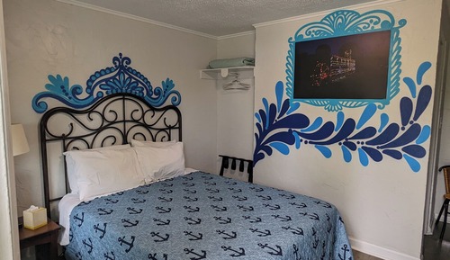 Basic Room, 1 Queen Bed, Non Smoking, Pool View