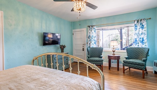 106) Colonial Room