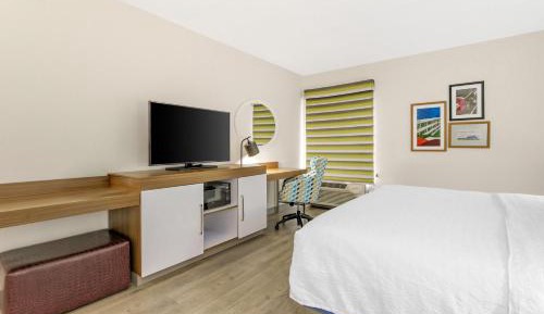 King Room with King Bed - Non-Smoking