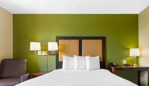 Queen studio with 1 Queen Bed - Disability Access/Non-Smoking