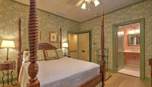 Deluxe Queen Suite