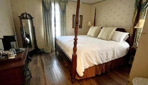 Deluxe King Suite