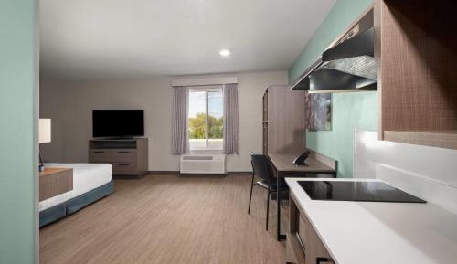 Queen Room with Bathtub w/Grab Bars - Mobility Accessible/Non-Smoking