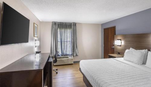 King Room with Roll-In Shower - Disability Access
