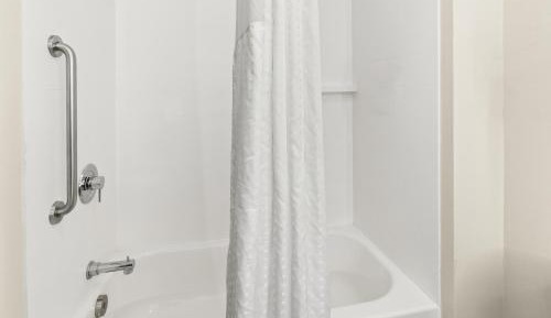 Queen Room with Two Queen Beds - Mobility Access Tub/Non-Smoking