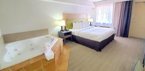 King Room with Whirlpool and Balcony