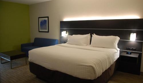 Standard King Room with Mobility Accessible Tub