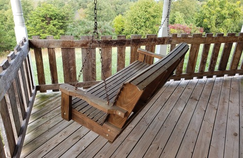 Palestine House | Serenity Ridge Relaxing family getaway with a view.