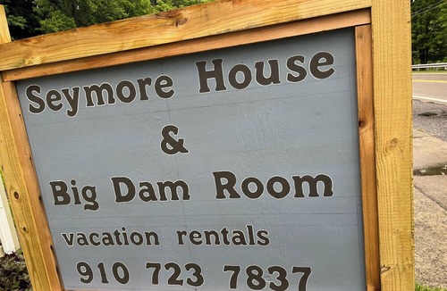 Damascus House | King Room along VA Creeper Trail and AT Pet friendly