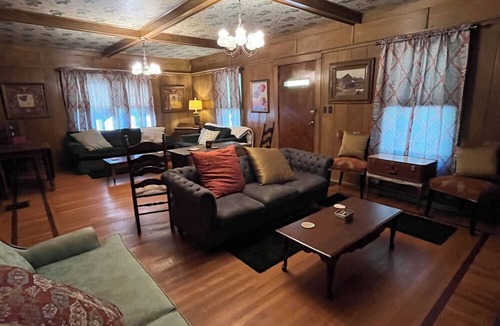 Damascus House | Private room 3 beds shared bath next to Creeper Trail and AT