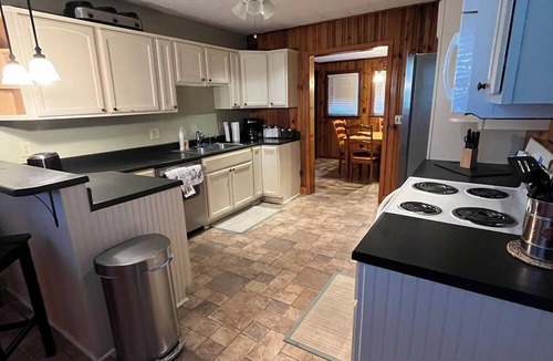 Damascus House | Private room 3 beds shared bath next to Creeper Trail and AT