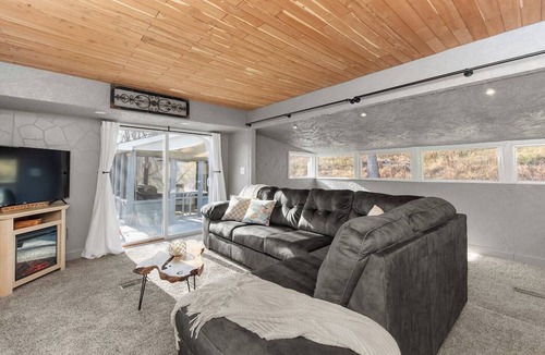 Decatur House | Big Run Hideaway with Hot Tub