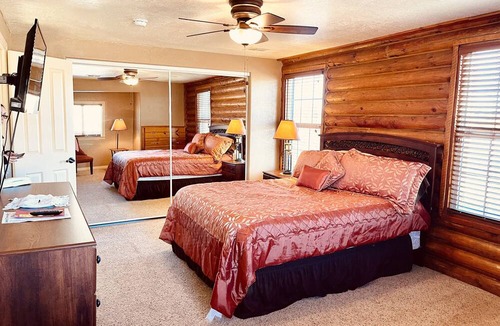 Mesquite Cabin | Cabin Retreat Mesquite Vacation Rental with Fenced Backyard!