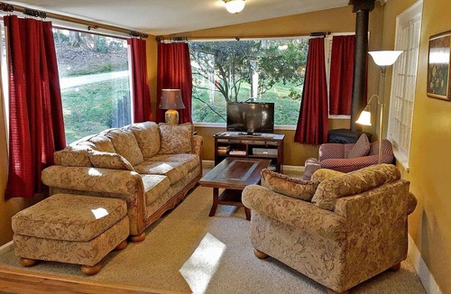 East Flat Rock Cottage | The Periwinkle Cottage 3 bedroom 3 bathroom Sleeps 6 Located in Flat Rock, NC