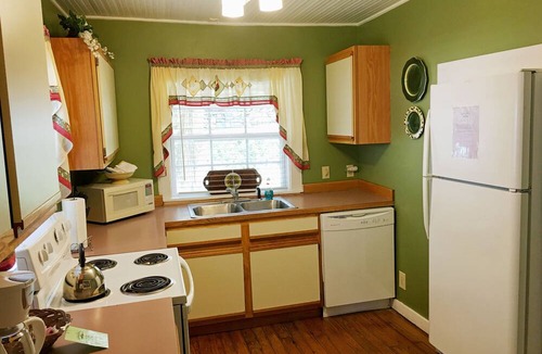 Flat Rock Cottage | The Dogwood 4 bedroom 2 Bath- Sleeps 8 Centrally located in Flat Rock NC