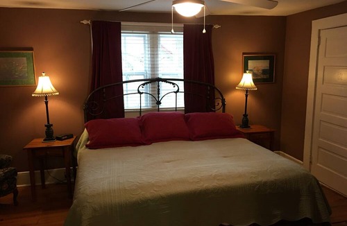 Flat Rock Cottage | The Laurel Cottage 4 Bedroom,2 Bath,Sleeps 9, Centrally located in Flat Rock NC