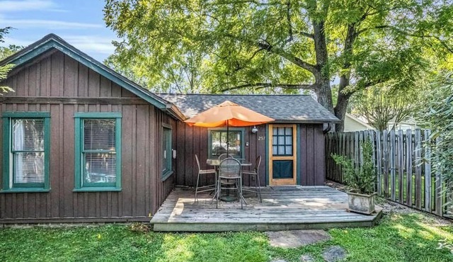 Charming Cottage for Two on Main
