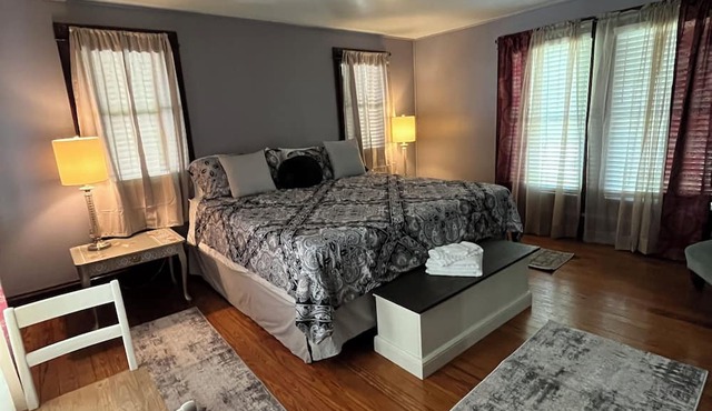 King Room along VA Creeper Trail and AT Pet friendly