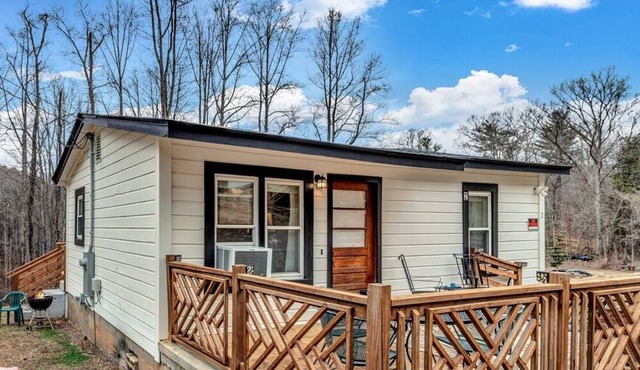 Berta's Cottage - Perfect Location Between Asheville and Black Mountain, NC